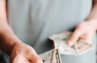 Dopłaty do minimalnego wynagrodzenia - czy są zgodne z prawem? 