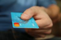 Płatność kartą płatniczą - czy zwalnia z obowiązku rejestracji na kasie?