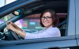 Kierowca z wadą wzroku – badania, okulary, soczewki, kody w prawie jazdy, ubezpieczenie