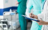 Jakie regulacje określają czas pracy pracowników medycznych?