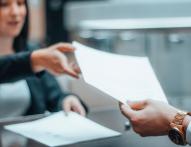 Zwolnienie lekarskie wystawione pracownikowi z datą wsteczną a koniec okresu jego zatrudnienia
