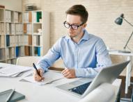 Jaki wpływ na staż urlopowy ma ukończenie studiów wyższych? 