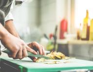 Młodociany zatrudniony w branży gastronomicznej lub w handlu