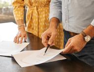 Piwo bezalkoholowe w pracy – przepisy, zakazy i regulamin