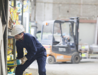 Jakie są normy dźwigania w zakładach pracy w 2026?