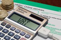 Eksport usług przez podatnika zwolnionego z VAT - jak rozliczyć?