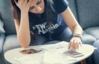 Jak ustalić potrącenie z wynagrodzenia i zasiłku chorobowego