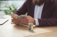 Komu i na jakich warunkach przysługuje 13 pensja?