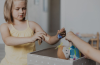 Darowizna dla dziecka bez adopcji a podatek – jak skorzystać ze zwolnienia?