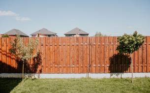 Jaka stawka VAT na montaż ogrodzenia wokół budynku mieszkalnego?