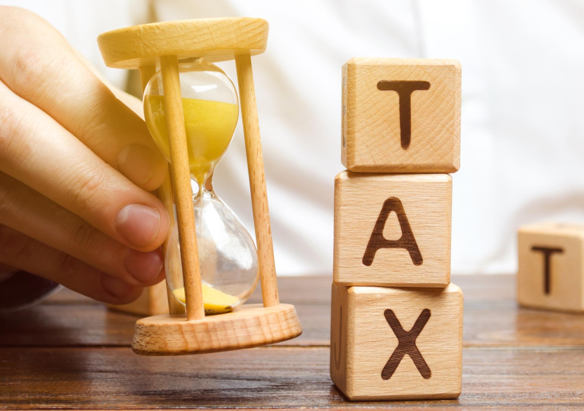 Kiedy nastąpi pobór zaliczek PIT od osoby młodej objętej zwolnieniem z podatku?