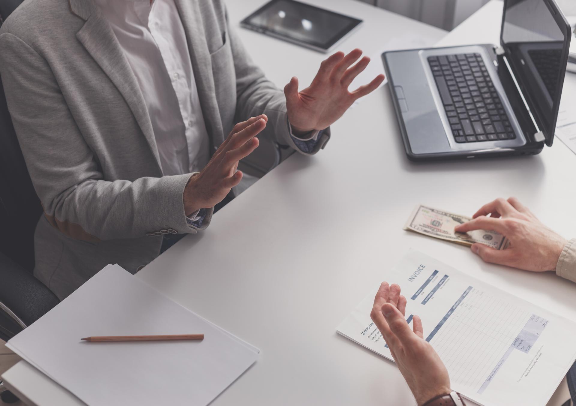 Wypłata zawyżonego wynagrodzenia - czy pracodawca może odzyskać swoje pieniądze?