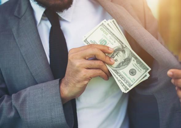 Zwrot zasiłku przez pracownika a zwolnienie lekarskie