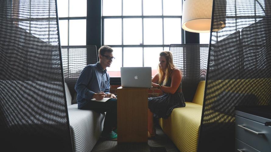 Co to jest outsourcing i jak może pomóc rozwinąć firmę?