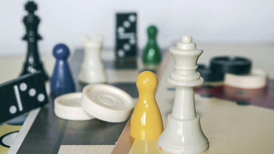 Sprawdzone gry na wieczór z przyjaciółmi