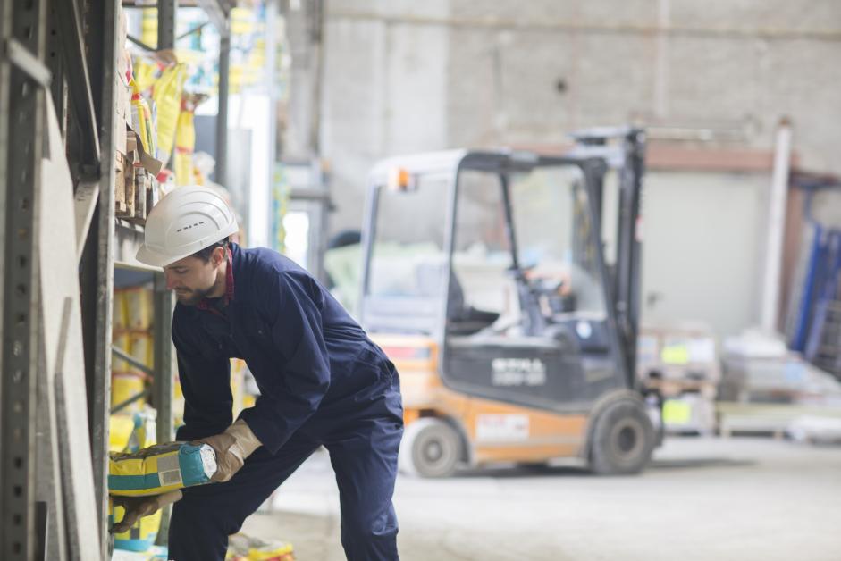 Normy dźwigania w zakładach pracy w 2025 roku