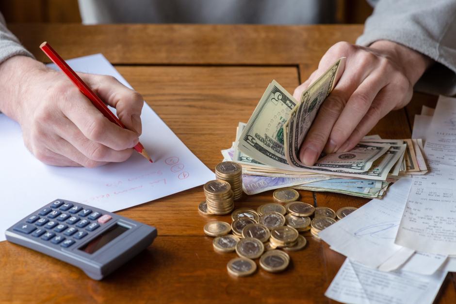 Dwie wypłaty w miesiącu a kwota wolna od potrąceń - jak to rozliczyć?