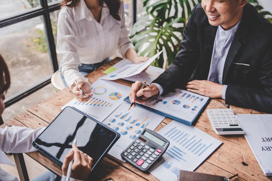 Jak legalnie postawić przyczepę gastronomiczną? Poznaj wymogi prawne