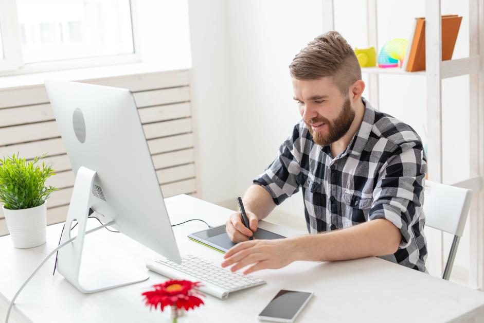 Utwór w ramach stosunku pracy – komu przysługują prawa autorskie?