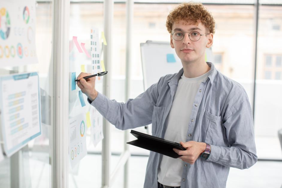 Jakie dodatkowe formy pomocy dla bezrobotnych przewiduje ustawa o rynku pracy?