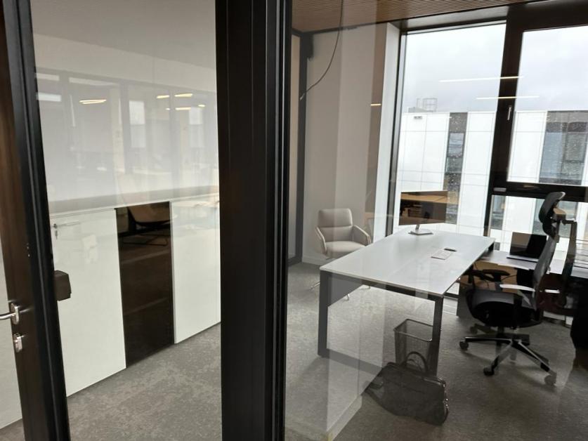 Jak wybrać meble do biura, a jak do przestrzeni publicznych i przemysłowych?