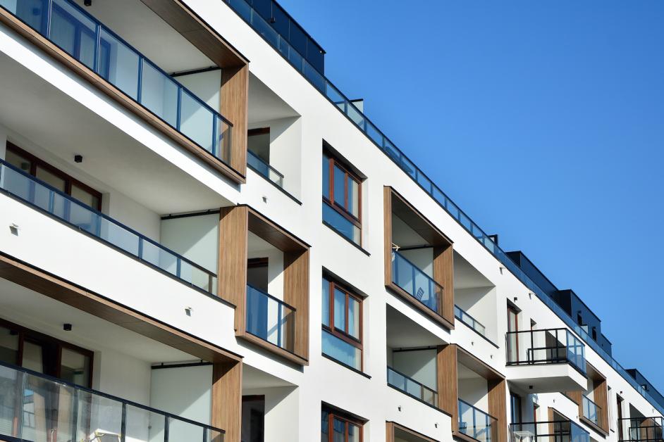 Jakie błędy najczęściej popełniają przedsiębiorcy inwestujący w nieruchomości i jak ich unikać?