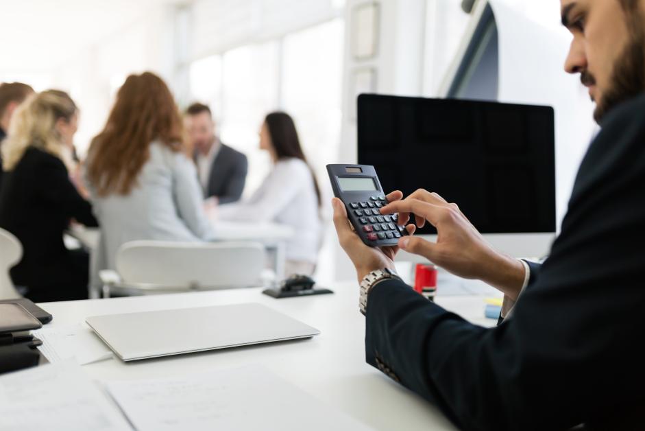 Nadpłata zasiłku chorobowego – jak rozliczyć przychód ze stosunku pracy?