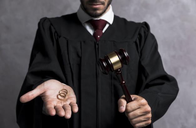 Sprzedaż towarów handlowych między małżonkami - skutki podatkowe