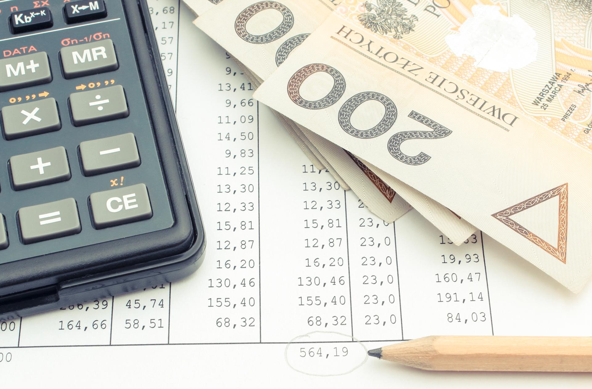 Korekta kosztów przy zakupie na kredyt – czy jest obowiązkowa?