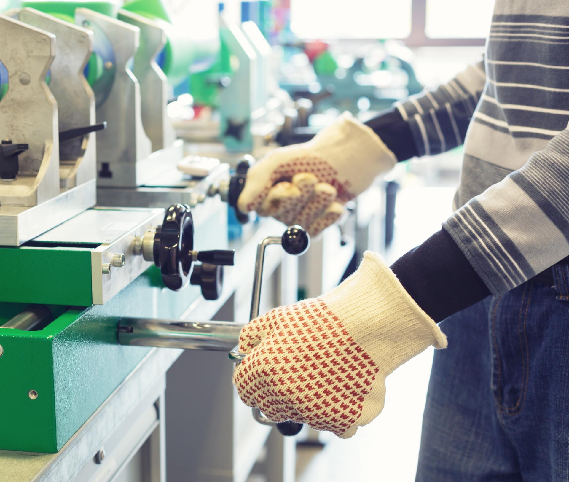 Odszkodowanie z ubezpieczenia za uszkodzoną maszynę na gruncie PIT – odszkodowanie OC i koszty za naprawę