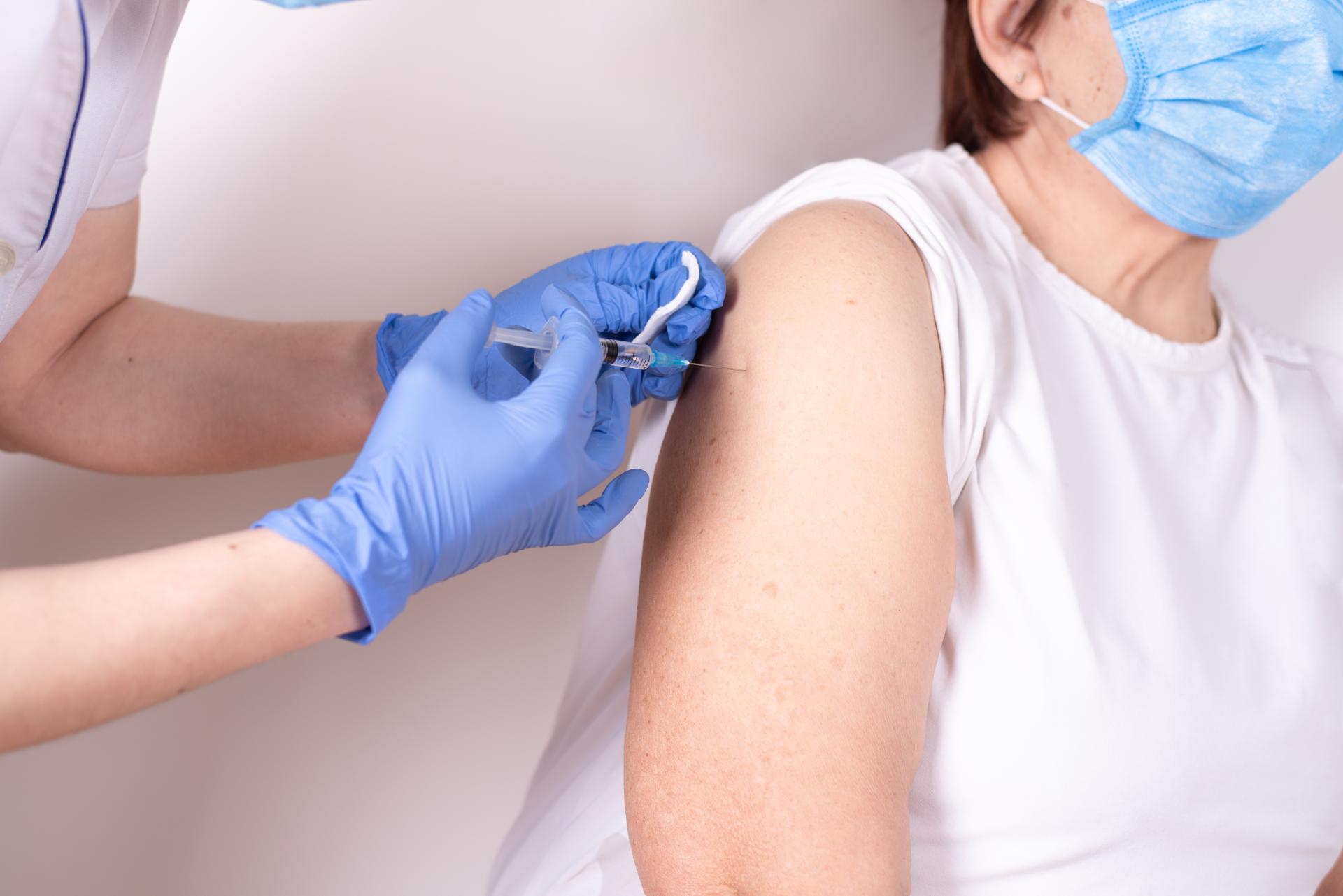 Zwolnienie pracownika za brak szczepienia na COVID-19