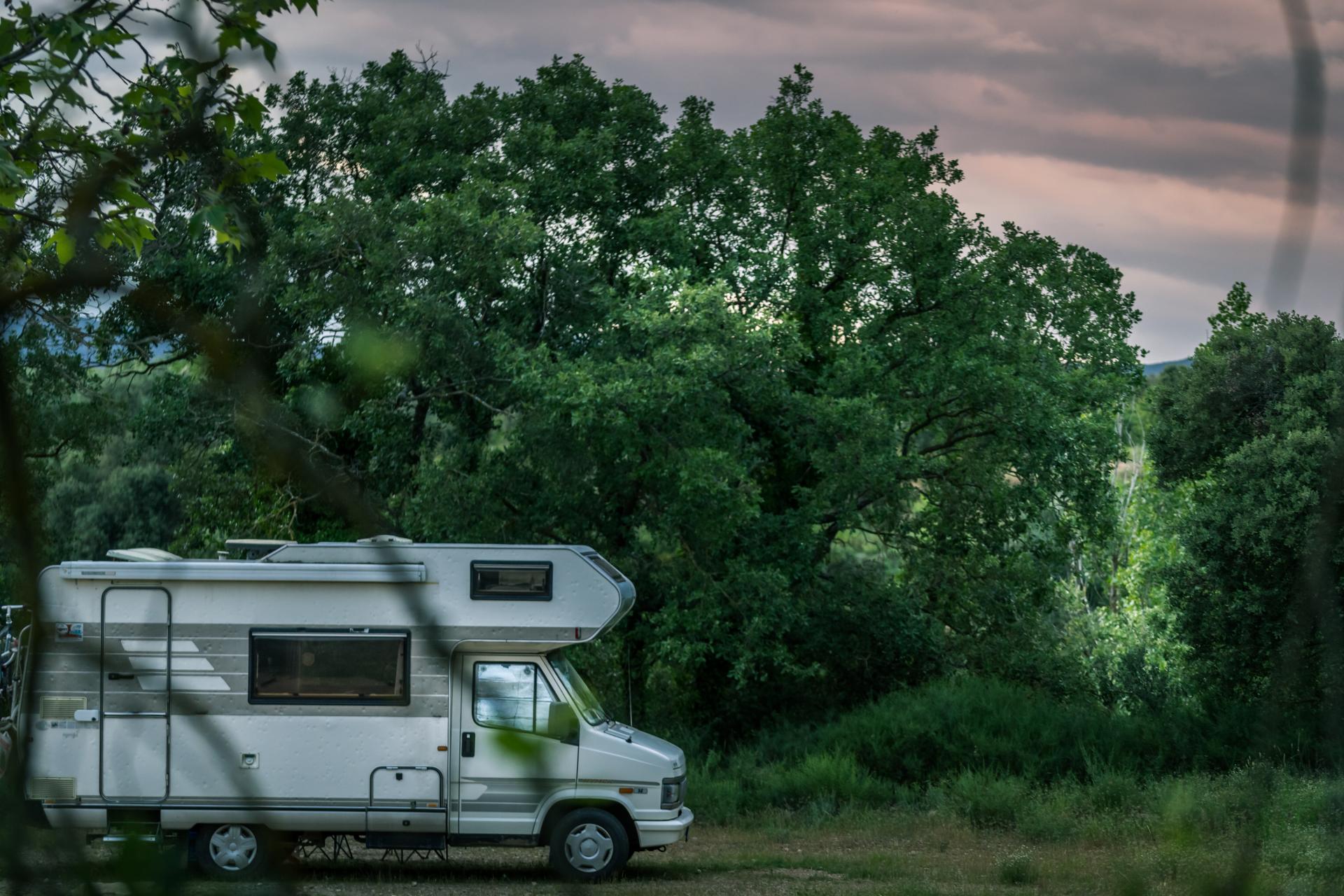 Zakup kampera na gruncie podatku VAT i PIT