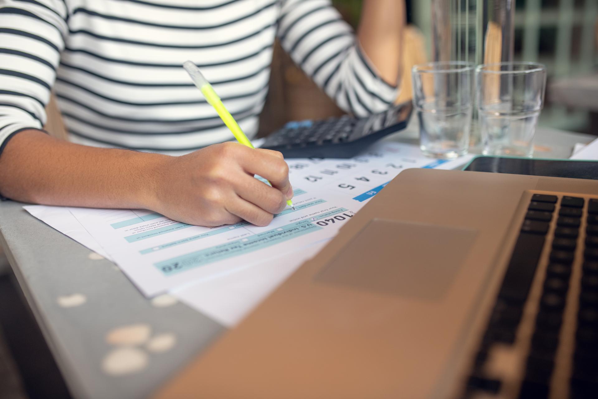 Spór o miedzę – jak ustala się granicę sąsiednich działek?