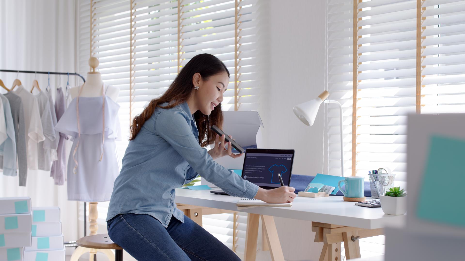 Koszty przesyłki towarów w limicie zwolnienia z VAT - jak rozliczyć?