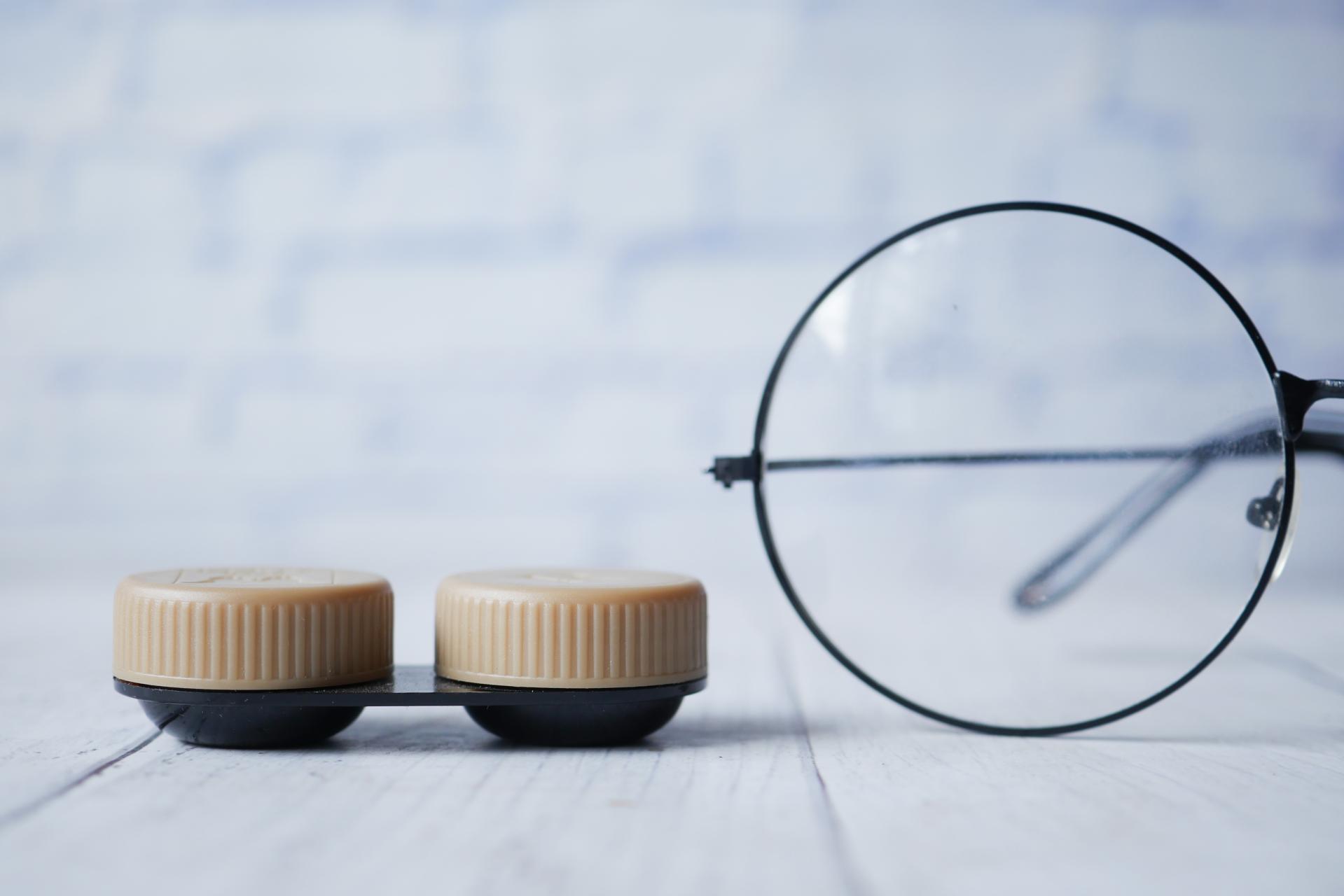 Szkła kontaktowe dla pracownika i monitor stacjonarny – zmiany w prawie pracy!