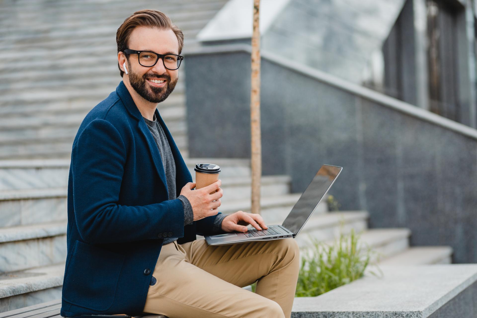 Internetowy system telefoniczny (VoIP) dla małych i dużych firm. Poznaj zalety posiadania telefonii VoIP dla biznesu.