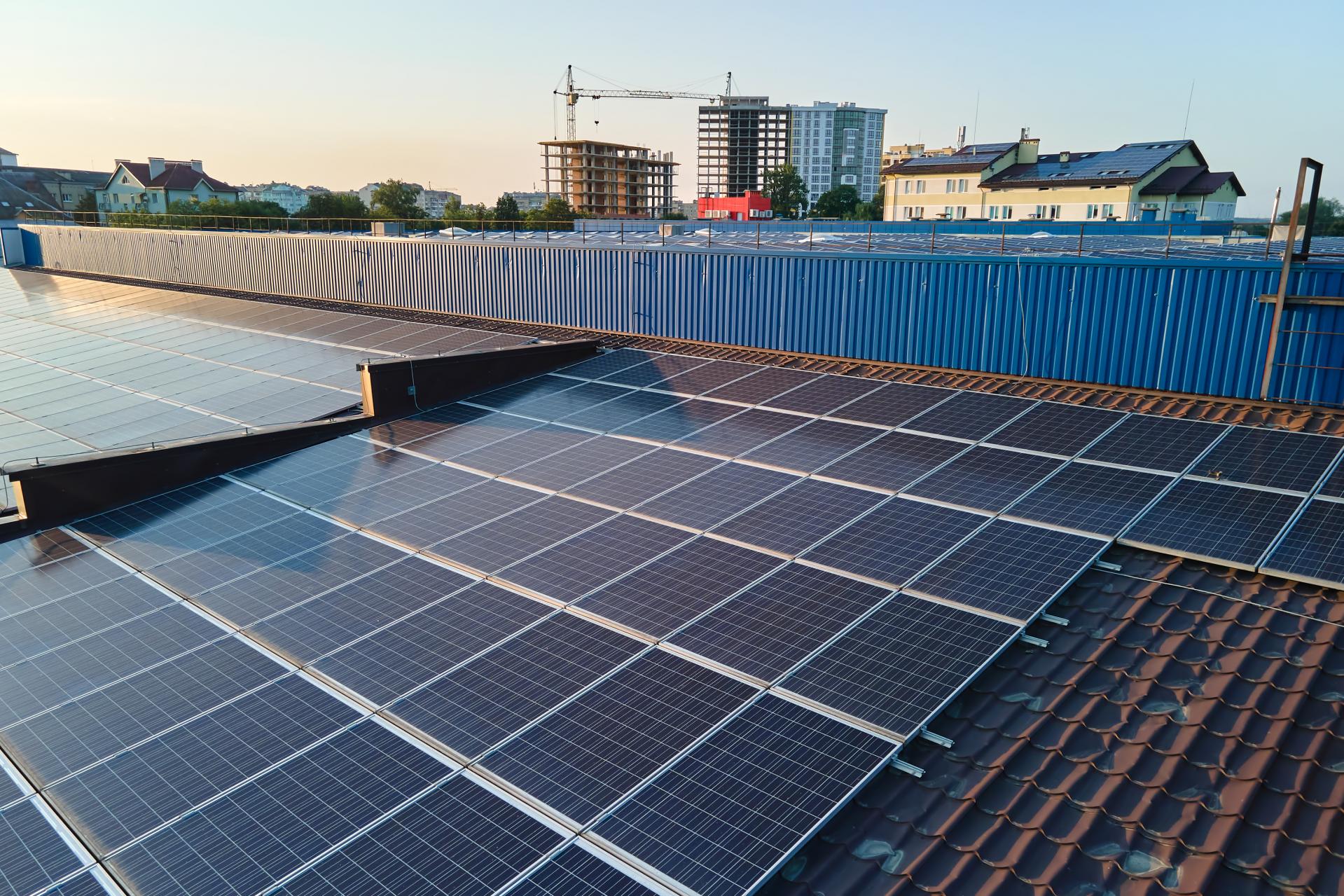 Rozliczenie sprzedaży nadwyżki energii z fotowoltaiki - jakie skutki w PIT i CIT?