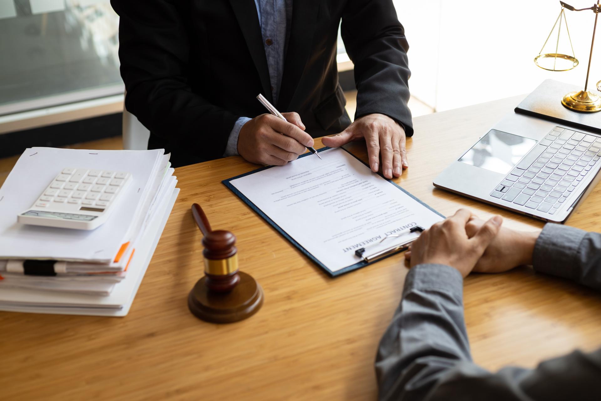 Czynności notarialne a VAT i obowiązek posiadania kasy fiskalnej