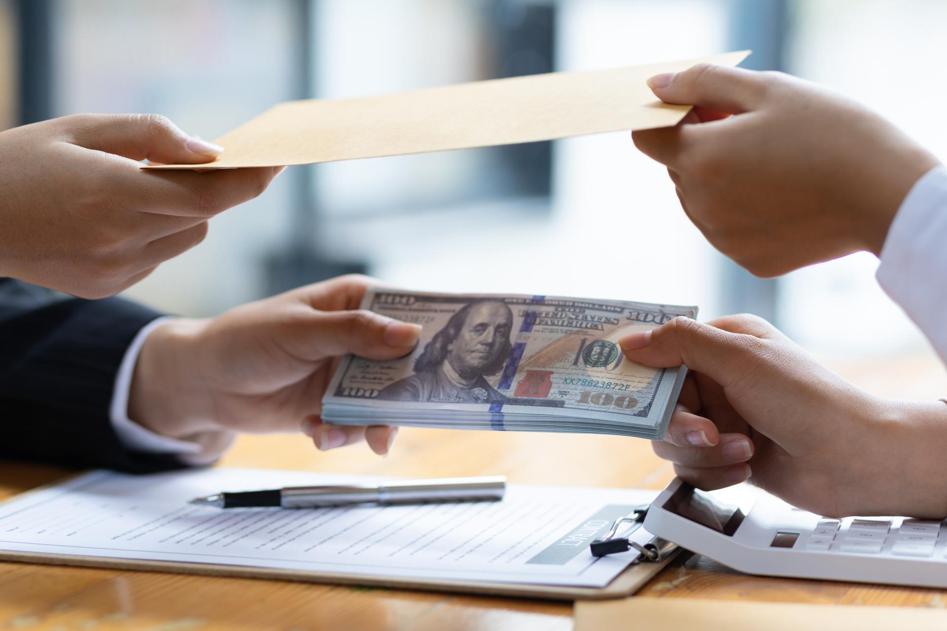 Przeliczenia kosztu w walutach obcych – kursy walut a data faktury