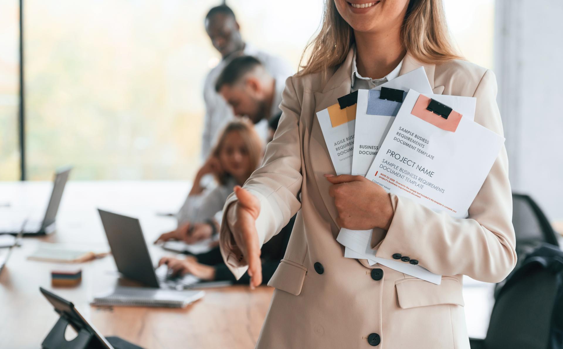 Czy przeniesienie pracownika do innej pracy, poniżej jego kwalifikacji, narusza jego dobra osobiste?