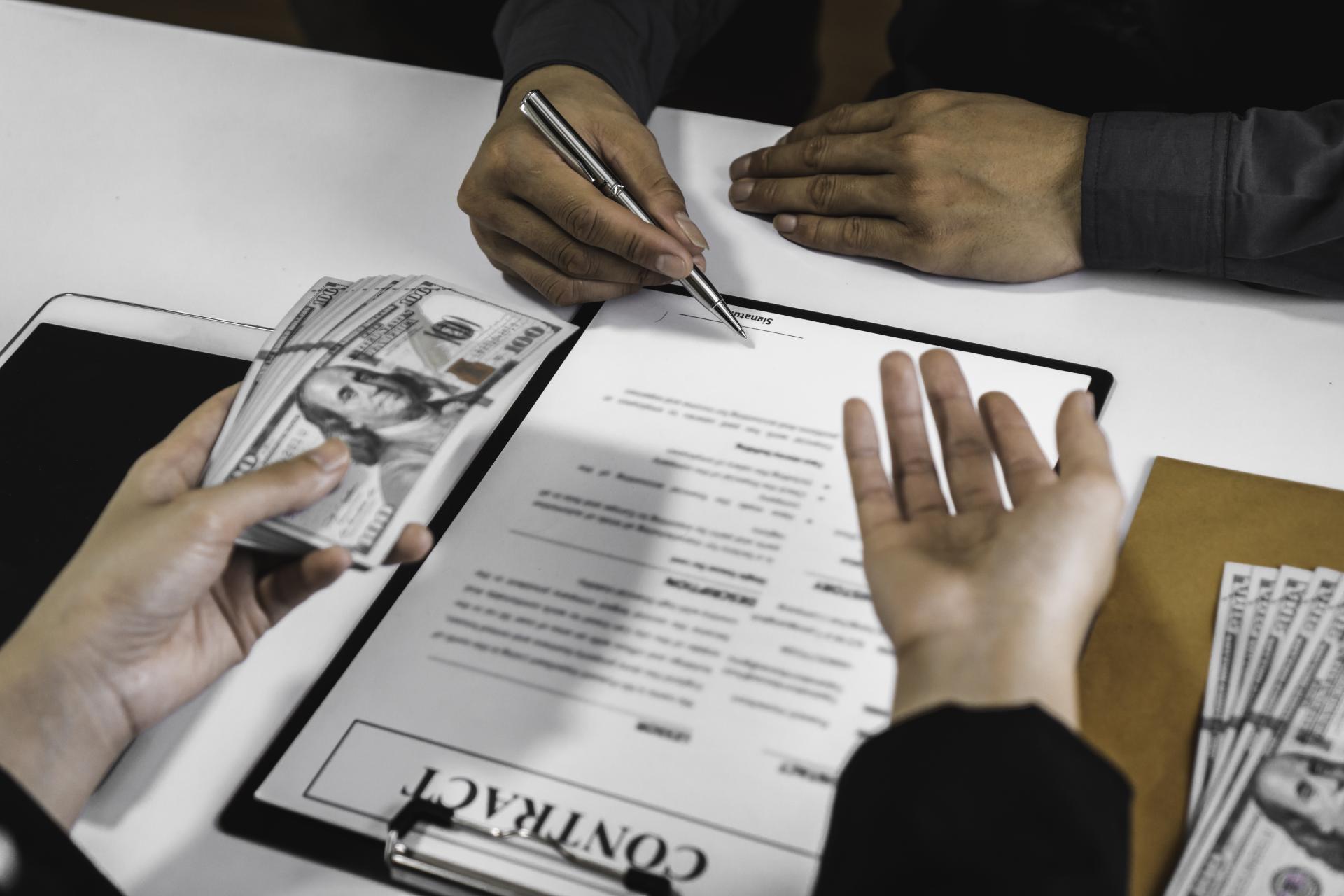 Czy ujawnienie umowy z kontrahentem może prowadzić do powstania roszczenia o odszkodowanie?