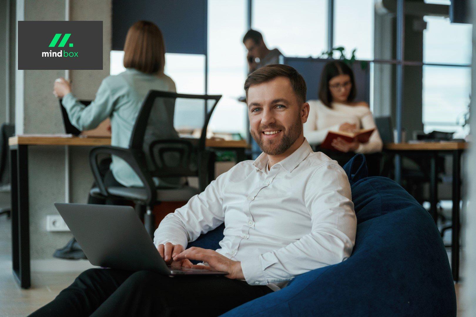 Model hybrydowy w IT – jak połączyć własny zespół z outsourcingiem dla optymalnych rezultatów