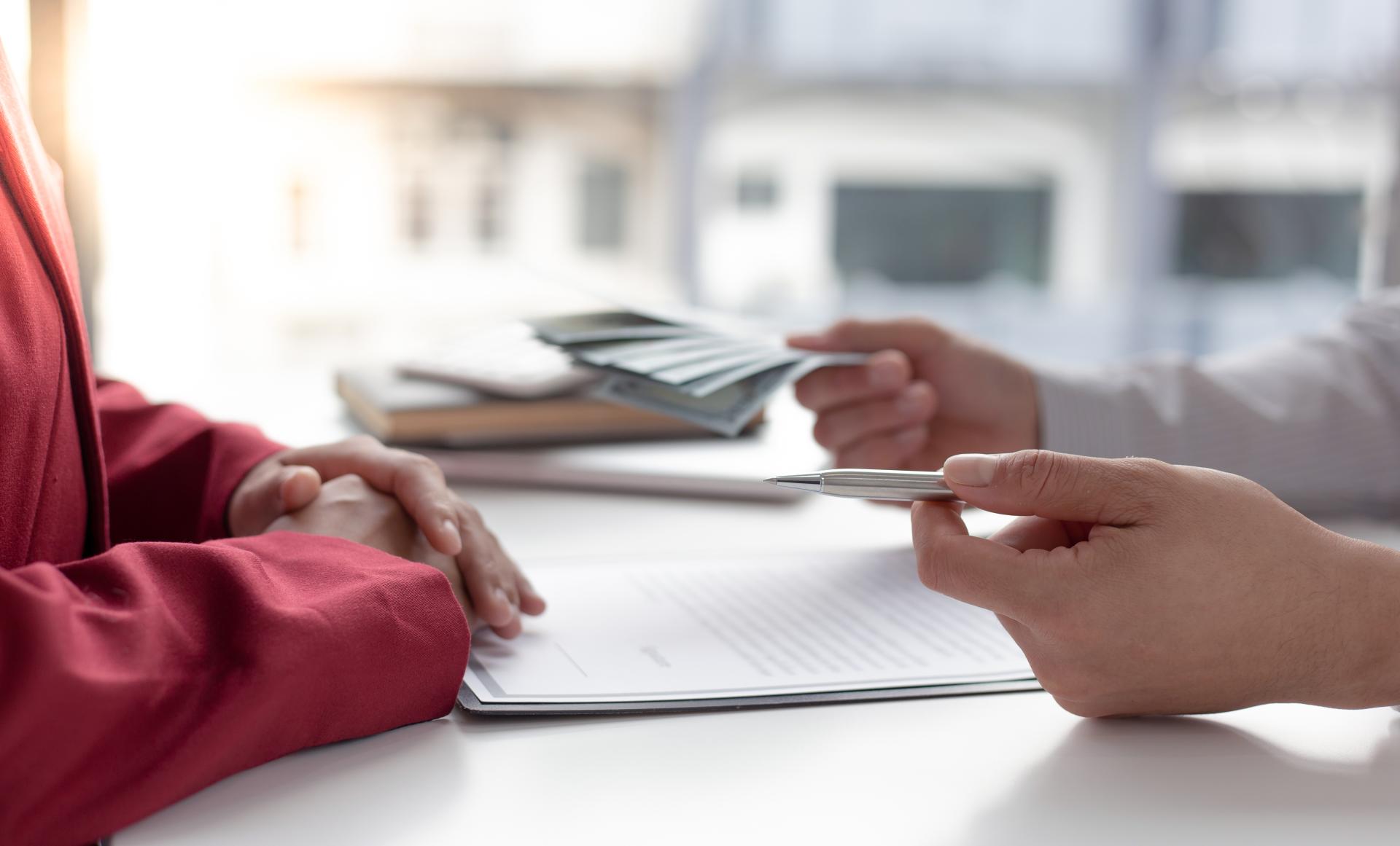 Czym są klauzule szare w obrocie konsumenckim?