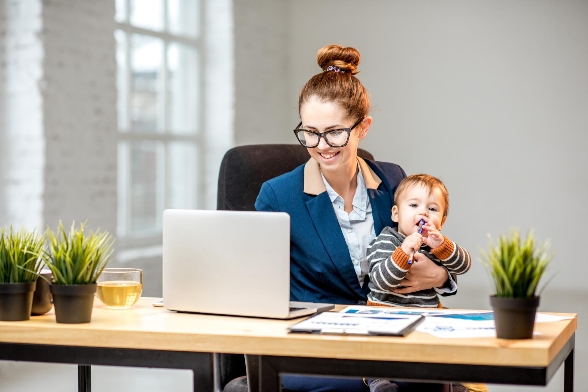 Praca na dwóch etatach a urlop rodzicielski