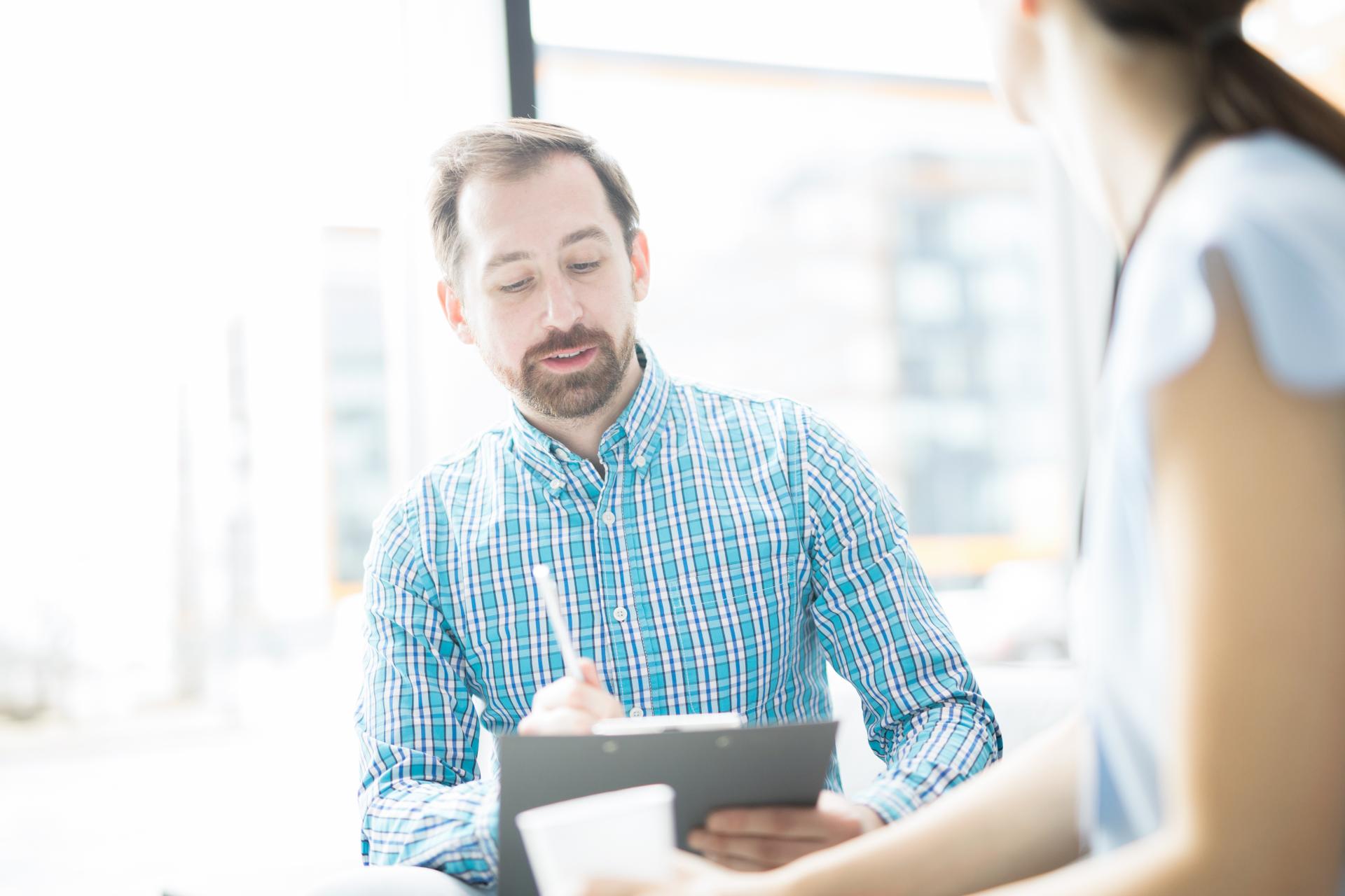 Czy posiadając status osoby bezrobotnej można dorabiać na podstawie umowy o dzieło?