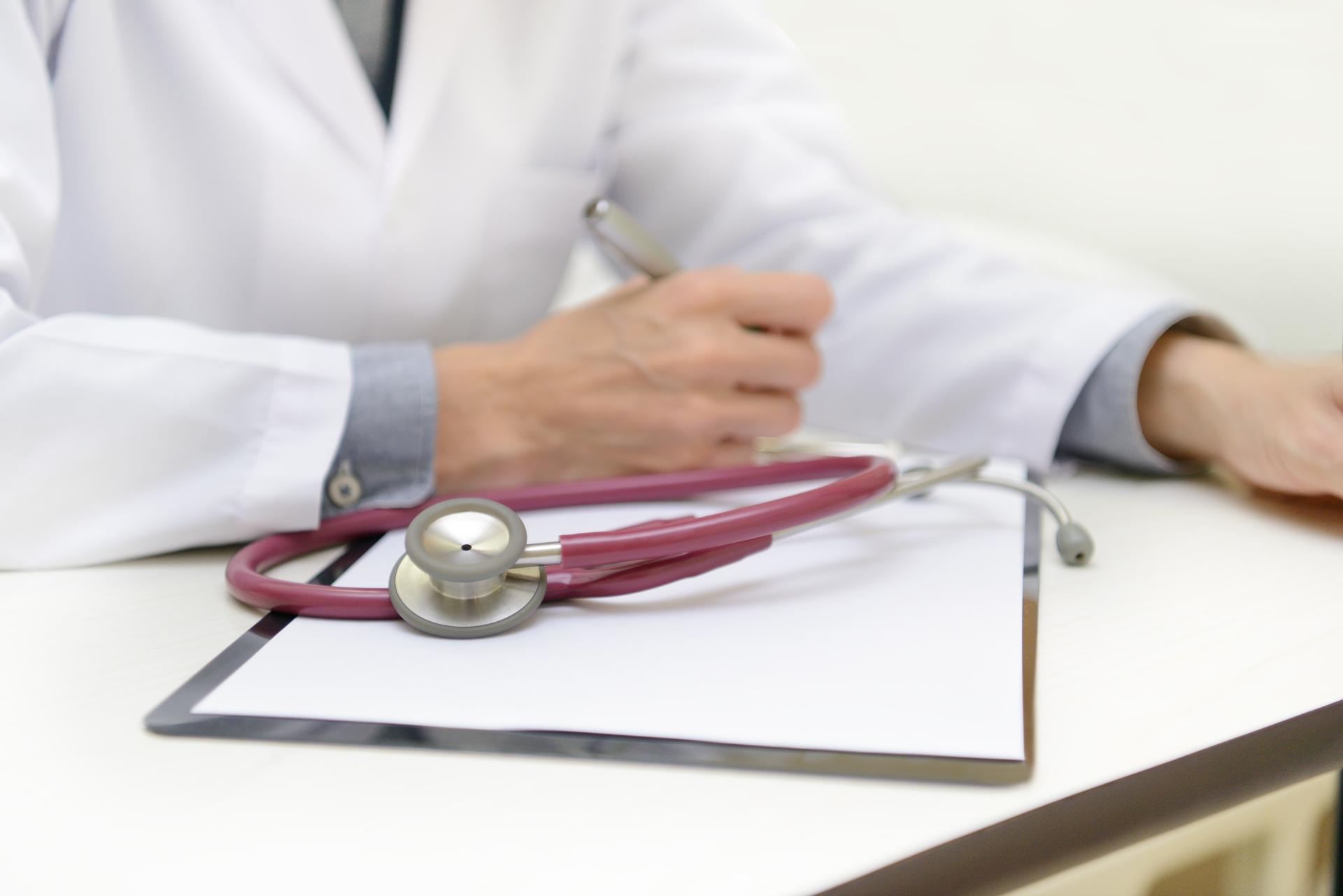 Prawo do opieki zdrowotnej z NFZ - od kiedy przysługuje w nowej pracy?