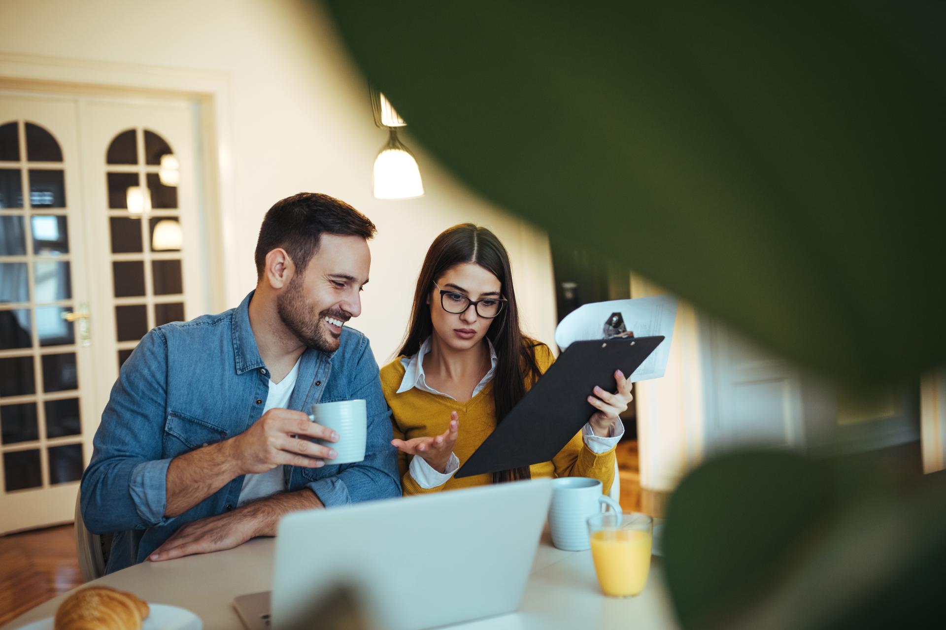 Umowa zlecenie z osobą wykonującą umowę uaktywniającą a składki ZUS