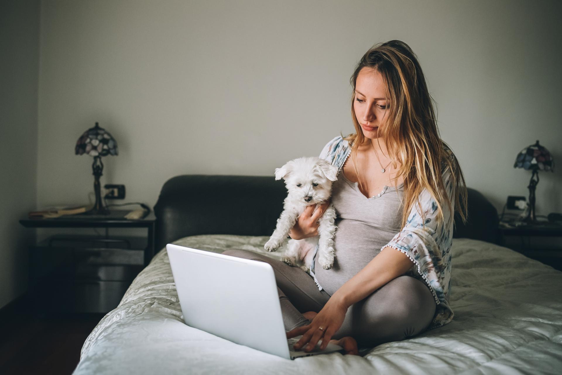 Poród po ustaniu zatrudnienia – prawo do zasiłku macierzyńskiego