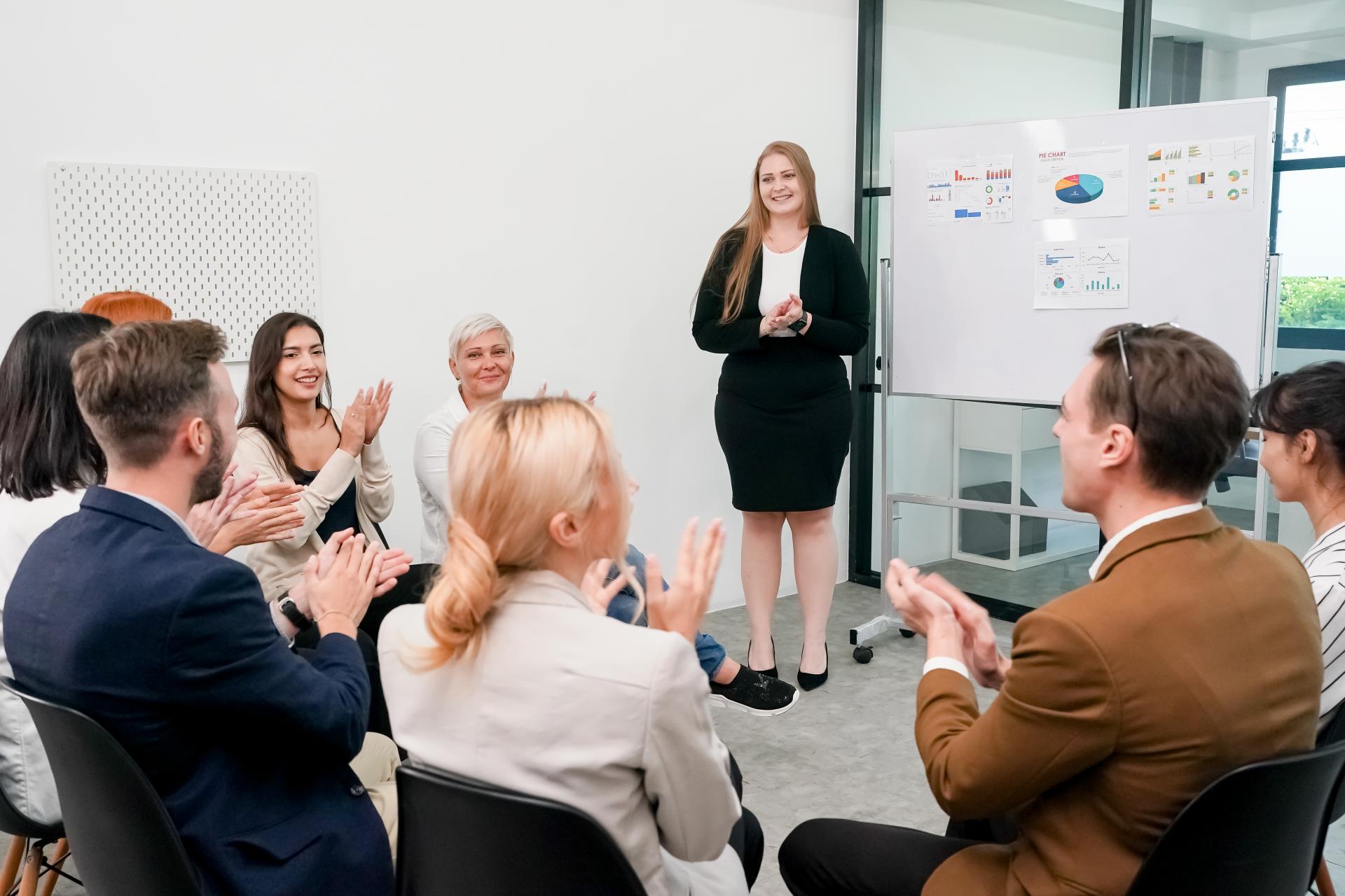 Wyrażanie poglądów w pracy, czyli czy można zwolnić za polityczne przekonania?