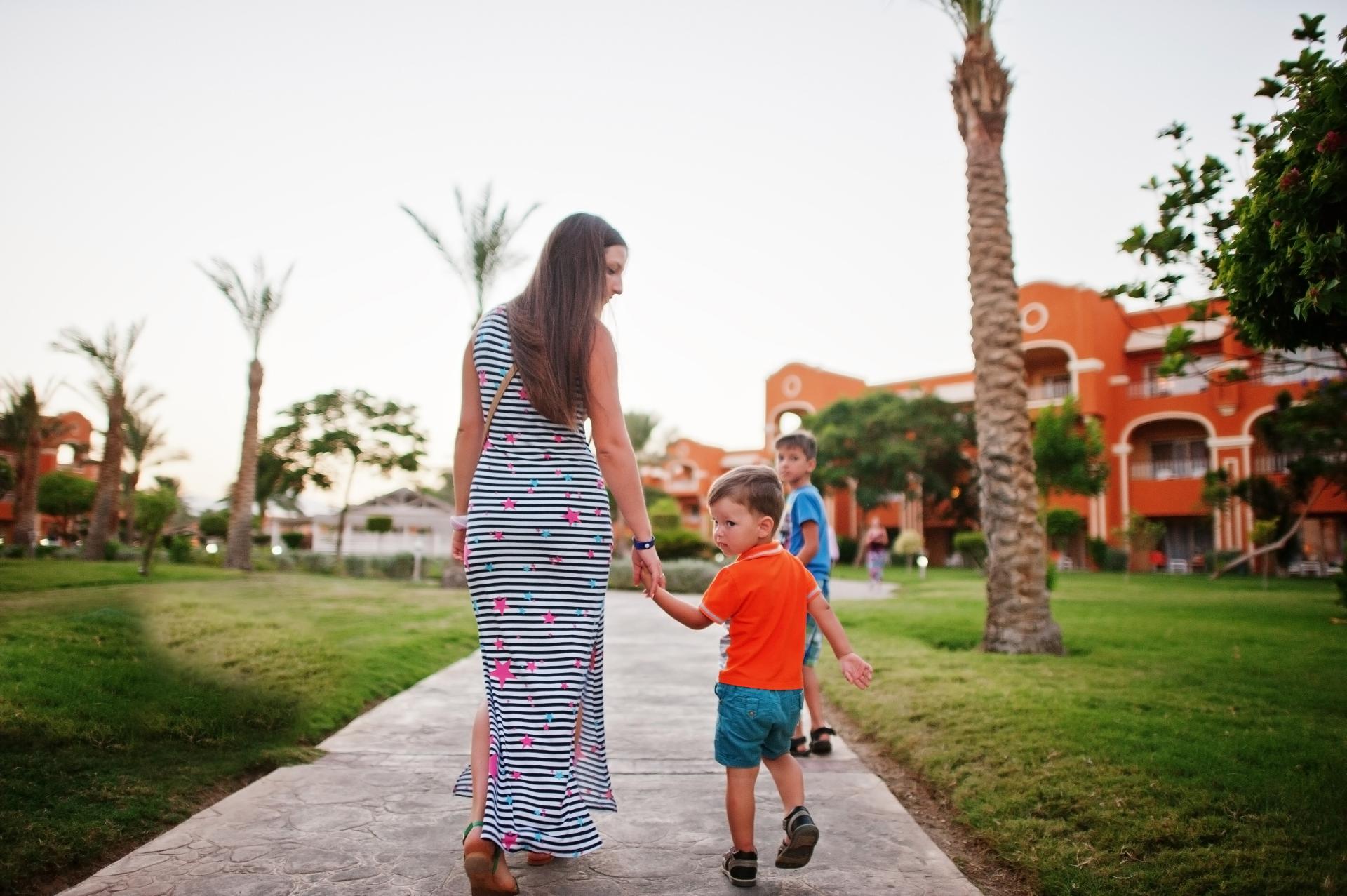 Wyjazd dziecka za granicę z jednym rodzicem - czy potrzebna jest zgodna drugiego opiekuna?